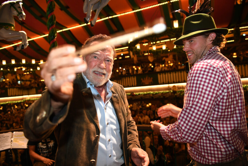 HOLIVUDSKA LEGENDA U NEOČEKIVANOJ ULOZI: Arnold Švarceneger preuzeo dirigentsku palicu na Oktoberfestu