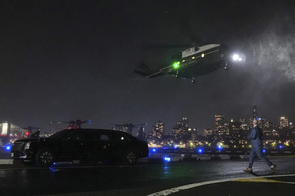 UPERIO LASERSKI POKAZIVAČ, PA UHAPŠEN: Uhvaćen napadač na Trampov helikopter