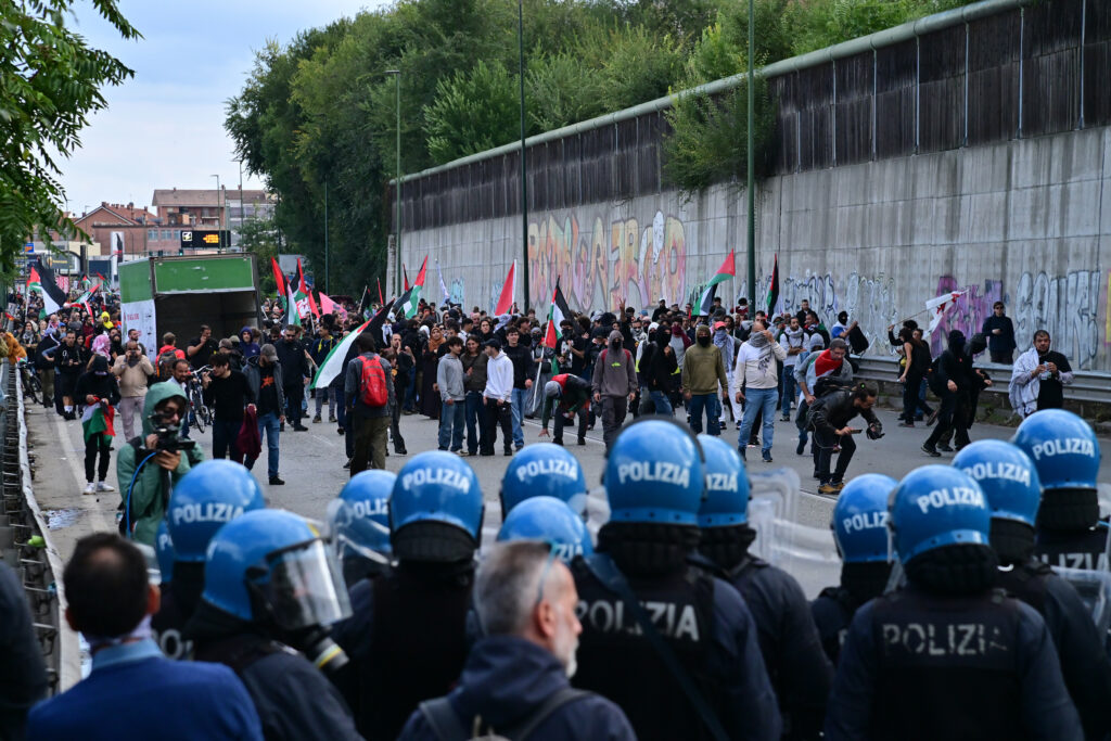 HAOS U ITALIJI: Sukob propalestinskih demonstranata i policije kod Torina