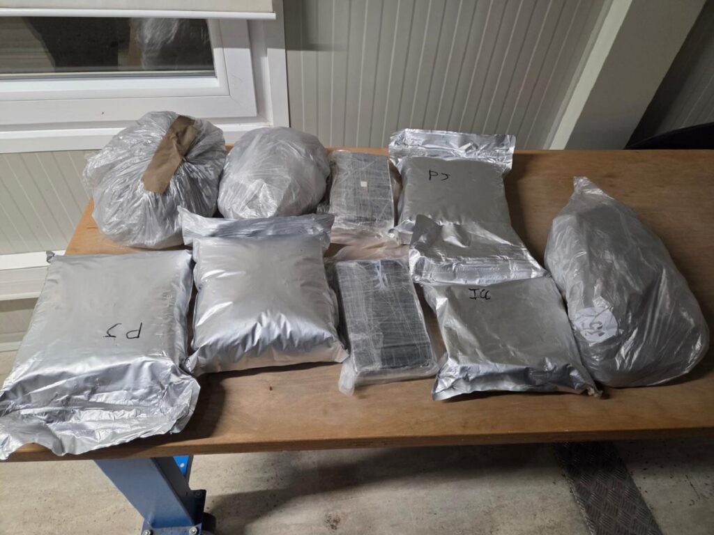 UHAPŠEN MUŠKARAC IZ PEĆI: Policija pronašla skoro 10 kg droge u njegovom automobilu