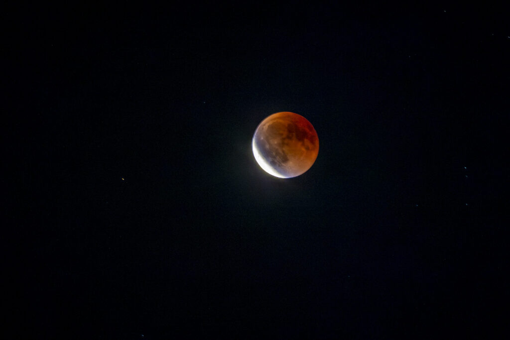 NEVEROVATAN PRIZOR NA NEBU: Potpuno pomračenje Meseca, moglo da se vidi golim okom (FOTO)
