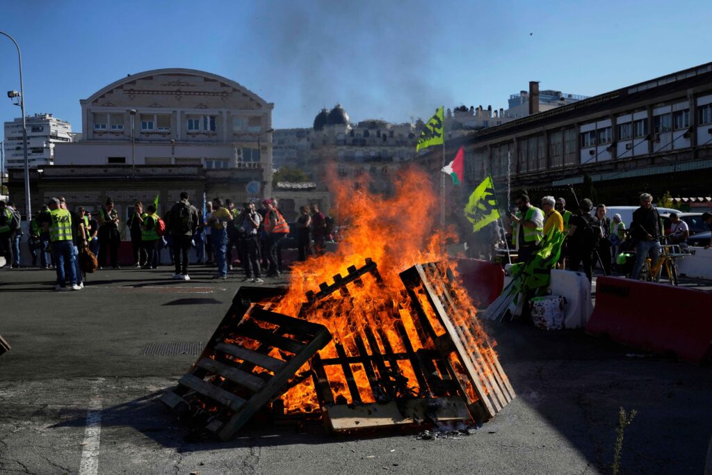 U PARIZU SVE ZATVORENO: Veliki protest blokirao glavni grad Francuske