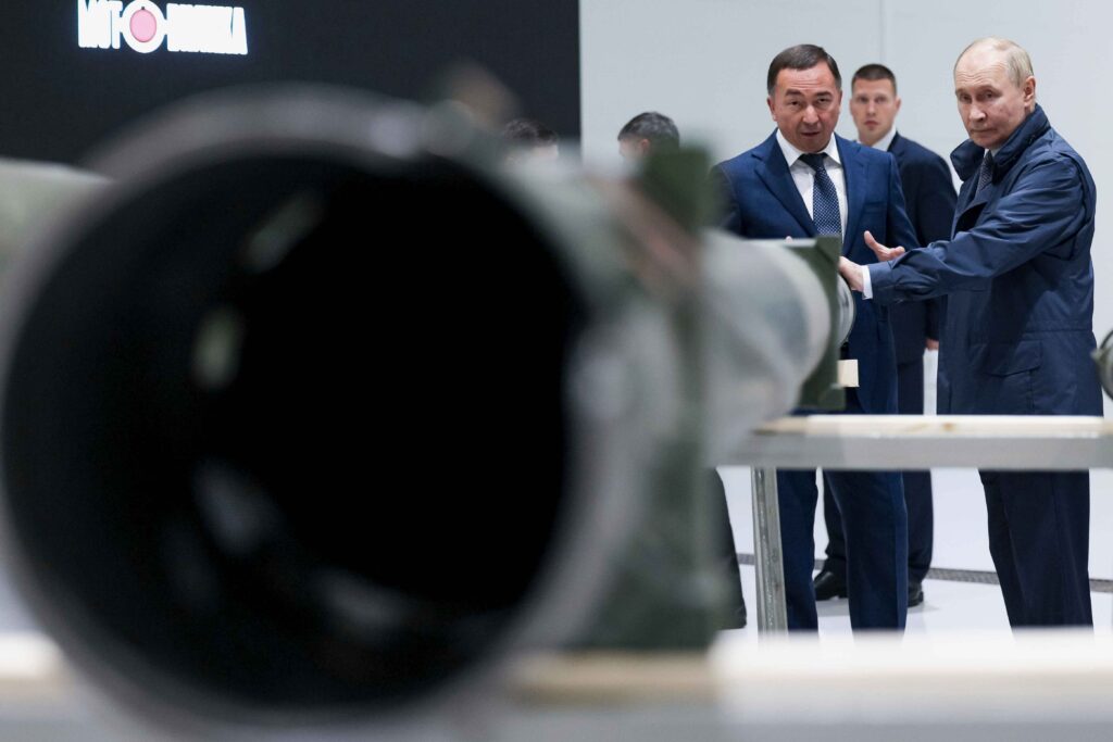 NOVA VRSTA NAORUŽANJA: Putin posetio fabriku namenske industrije (FOTO)