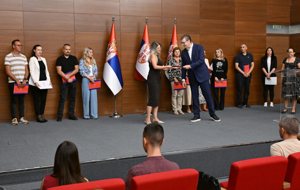 ZNANJE IZ DIJASPORE U SRPSKOM ZDRAVSTVU: Vučić uručio ugovore lekarima i tehničarima koji se vraćaju u Srbiju