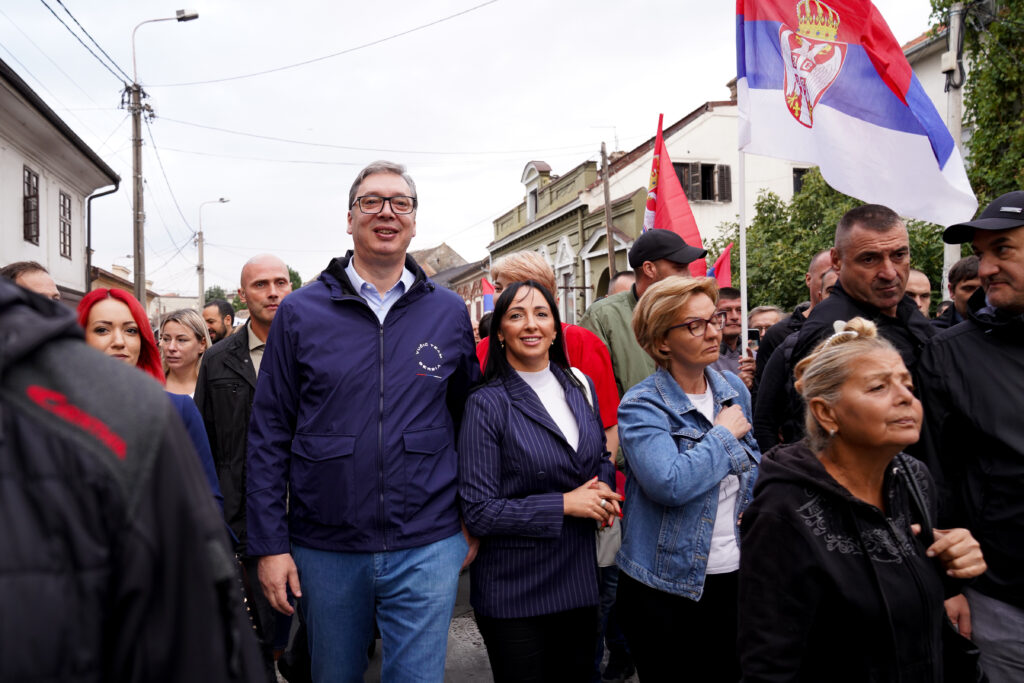 GRAĐANI I PREDSEDNIK U MIRNOJ ŠETNJI PROTIV BLOKADA: Vučić u Obranovcu poručio da su razvoj i normalan život prioritet