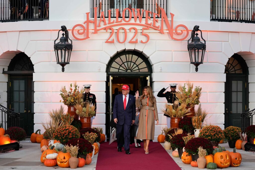 TRADICIJA U BELOJ KUĆI: Melanija i Tramp delili slatkiše deci i njihovim roditeljima (FOTO)