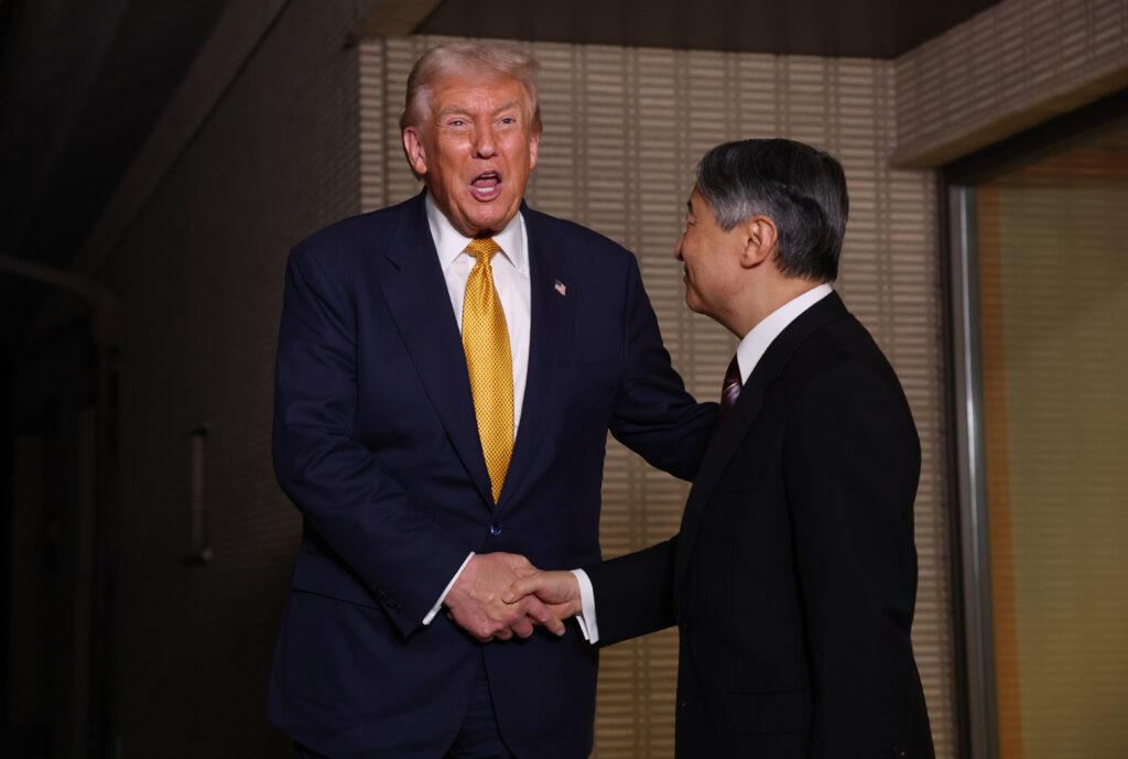 SASTAO SE SA CAREM NARUHITOM: Donald Tramp doputovao u Tokio