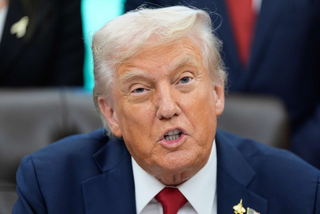 PREDSEDNIK JUŽNE KOREJE POKLONIO TRAMPU REPLIKU ZLATNE KRUNE: Nazvao je taj gest zlatnim dobom korejsko-američkog saveza