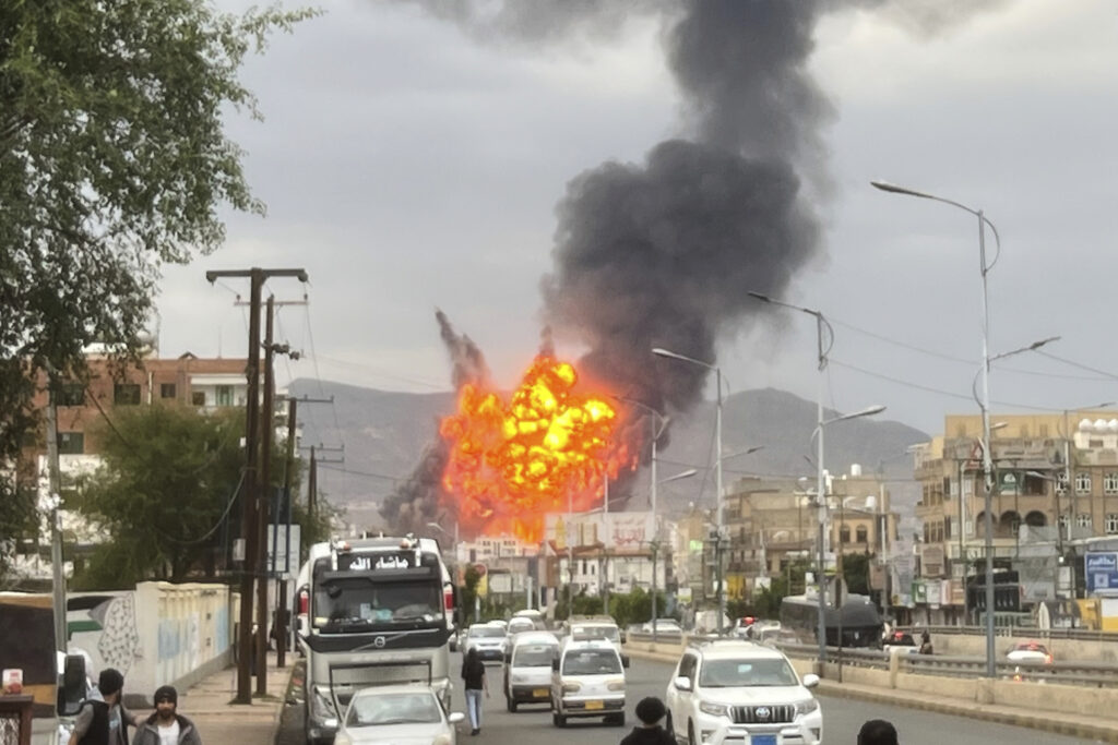 KRVAVI NAPADI U JEMENU: Al Kaida udarila automobilima-bombama na vojnike