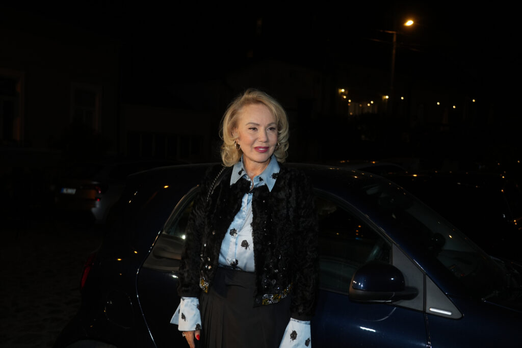 BEZ ŠMINKE I FRIZURE: Lepa Brena u nesvakidašnjem izdanju proslavila 65. rođendan (FOTO)