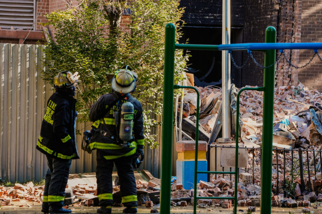 OGROMAN KOMAD BETONA PAO SA FASADE U BRONKSU: Za sada nema povređenih, saopštili zvaničnici Njujorka