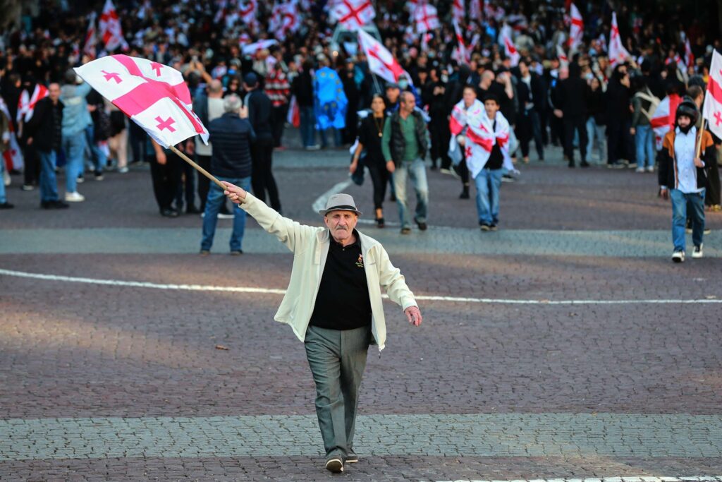 PROTESTI U GRUZIJI: Antivladini demonstranti upali u dvorište predsedničke rezidencije