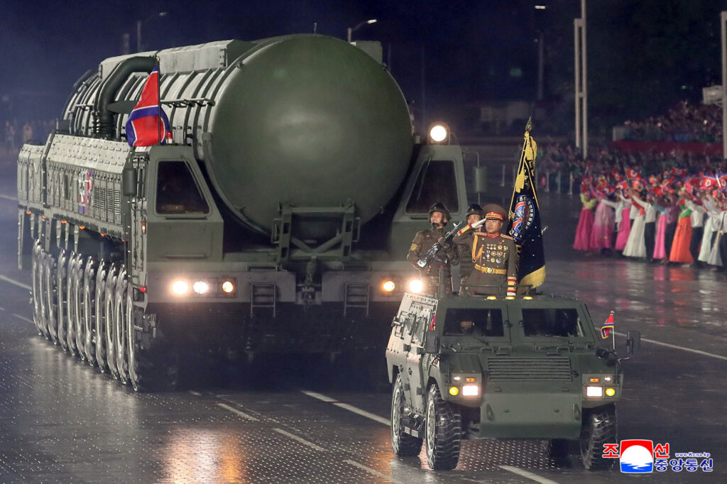 SEVERNA KOREJA PONOVO U ŽIŽI: Na vojnoj paradi u Pjongjangu prikazana nova raketa „Hvasong-20“
