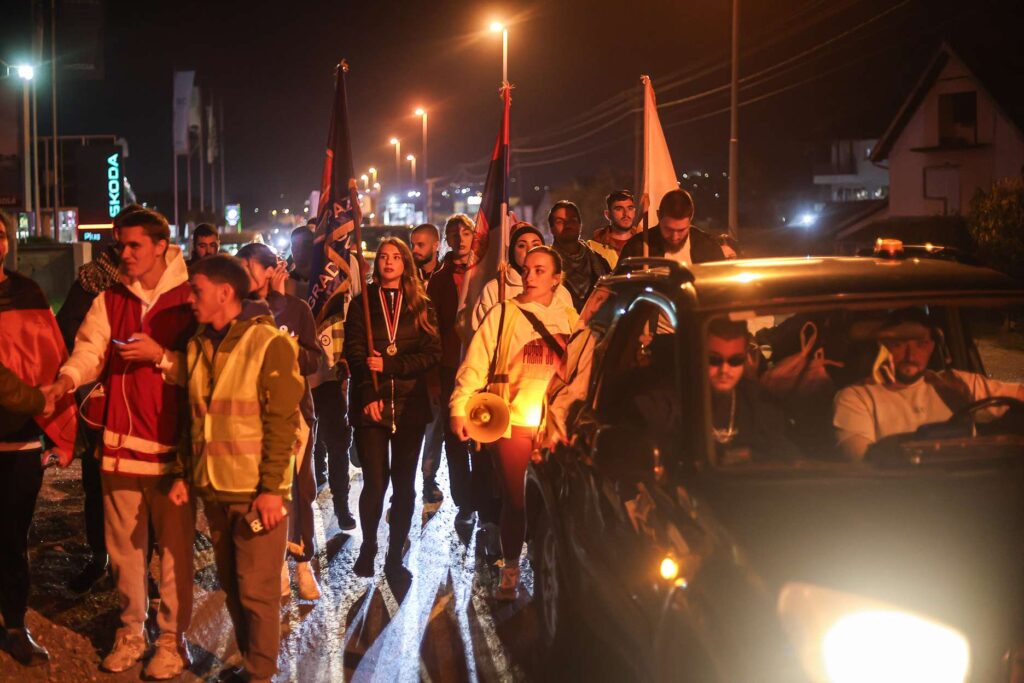 KORACIMA SEĆANJA: Studenti iz Valjeva krenuli ka Novom Sadu