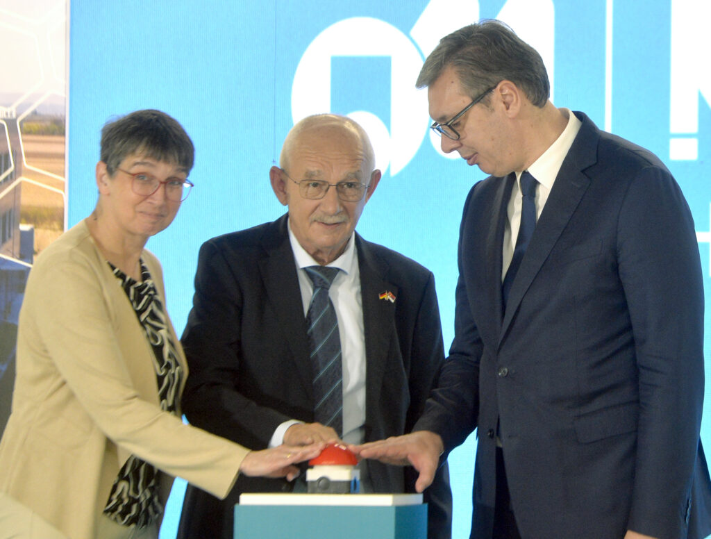 ZA DVE GODINE IMAĆEMO MODERNE PASOŠE: Vučić otvorio fabriku za proizvodnju biometrijskih dokumenata