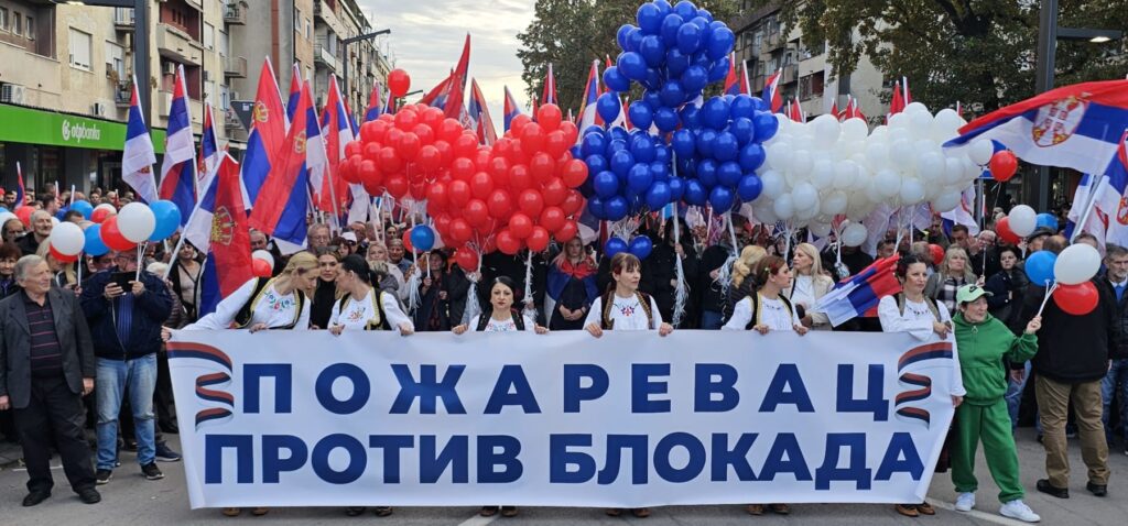 DOSTA NAM JE BEZIMENIH LJUDI BEZ IDEJA: Građani protiv blokada u protestnoj šetnji u Požarevcu, Kraljevu i Vranju