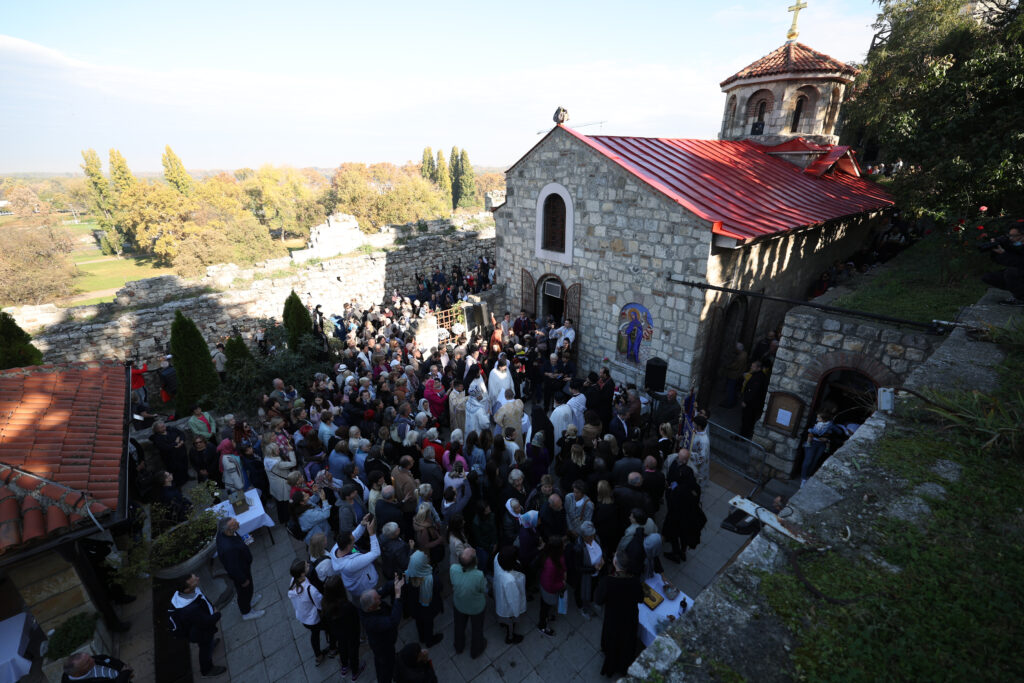 LJUDI ĆE DOĆI SA SVIH STRANA PO „ČUDOTVORNU VODU S KALEMEGDANA“: Sveta Petka će sutra okupiti hiljade vernika u srcu Beograda