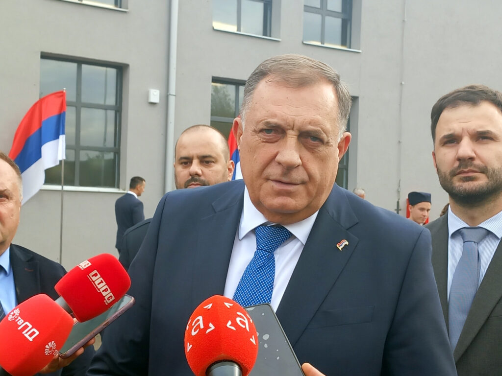 MLADI TREBA DA RAZUMEJU S KOLIKO MUDROSTI I HRABROSTI SAVLADAVAMO IZAZOVE: Milorad Dodik ponosan na 34 godine postojanja Republike Srpske