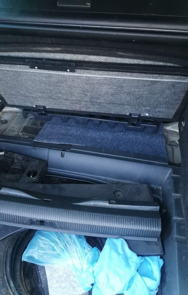UHAPŠEN MLADIĆ SA FALSIFIKOVANOM DOZVOLOM: Na Gradini zaplenjeno više od 55 kilograma marihuane