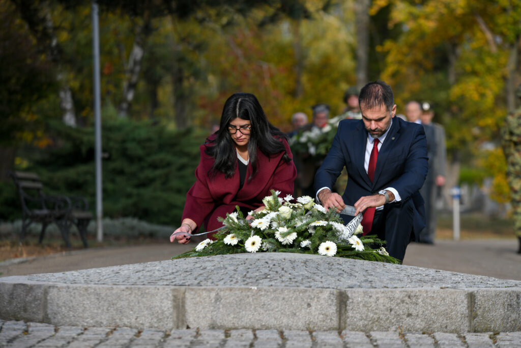 OBELEŽEN DAN OSLOBOĐENJA NOVOG SADA: Mićin i Vučinić položili vence na spomen-groblje borcima NOB-a