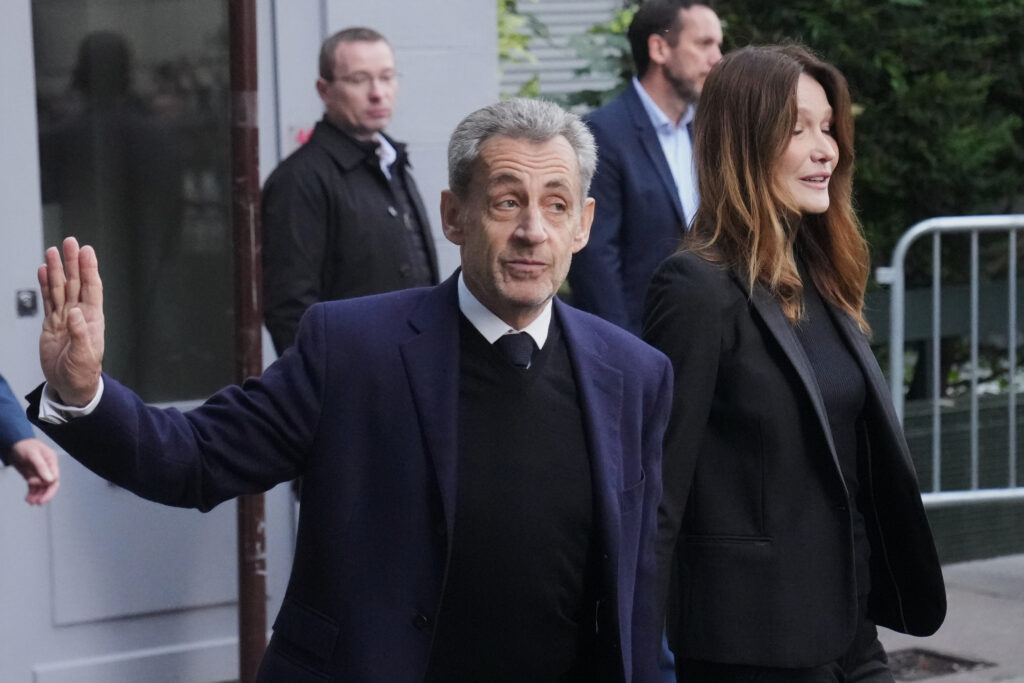 DOPRATILA GA SUPRUGA KARLA BRUNI: Nikola Sarkozi stigao u pariski zatvor na izdržavanje kazne (FOTO)