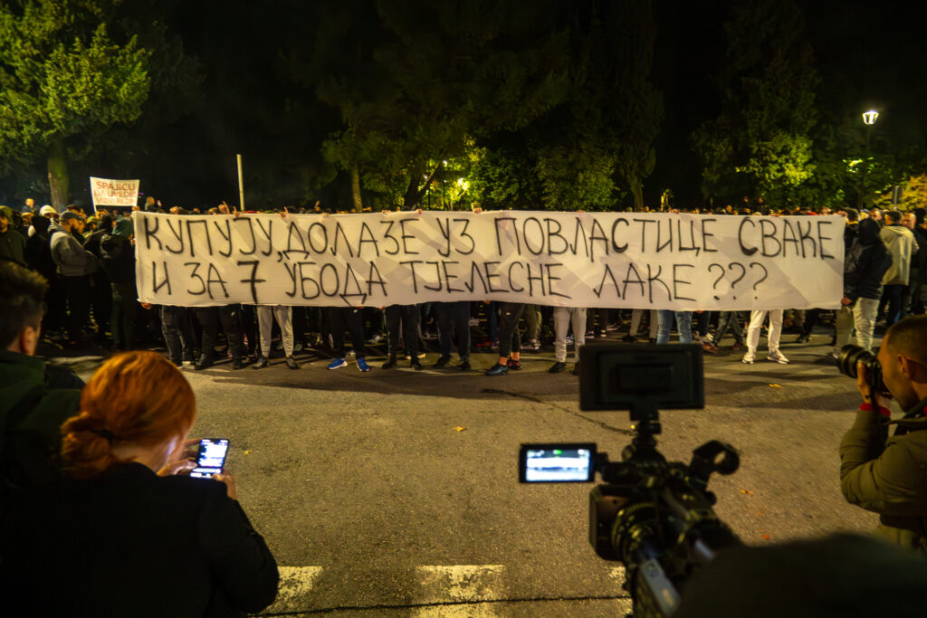 NAPETO U CRNOJ GORI: Skandiranje i protesti ispred zgrade Vlade