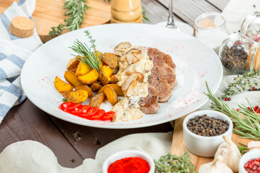 RECEPT ZA SAVRŠEN NEDELJNI RUČAK: Svinjski medaljoni u sosu od pečuraka