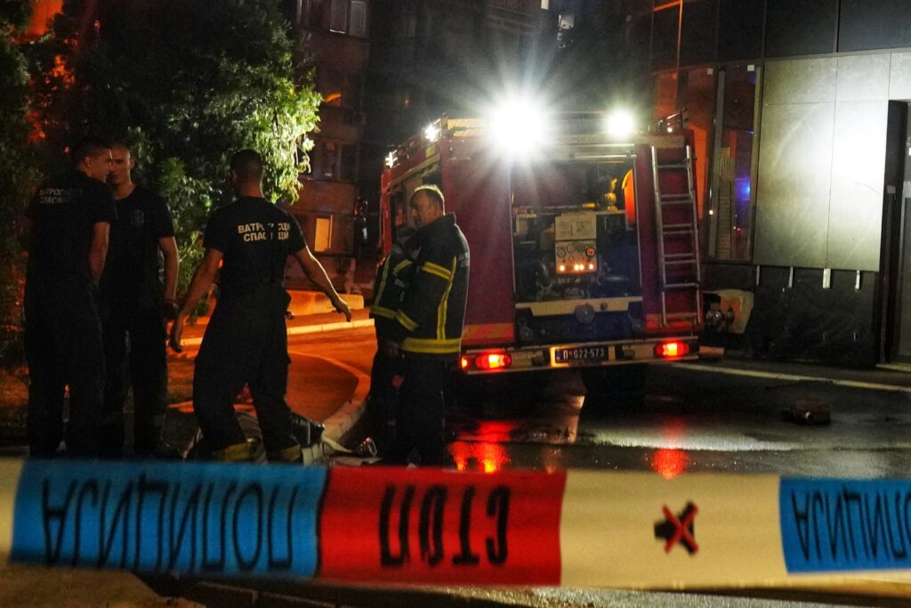 KULJA DIM, VATROGASCI NA TERENU: Gori stan na sedmom spratu u Rakovici