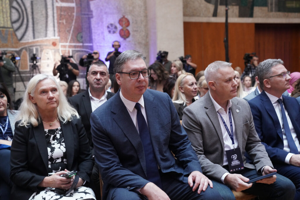 POTREBNO JE UVESTI REGULATIVU U TOJ OBLASTI: Vučić izjavio da je onlajn nasilje najveća opasnost za decu