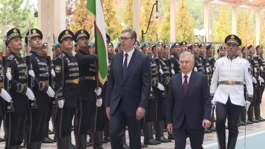 SRDAČAN DOČEK I BILBORDI DOBRODOŠLICE: Aleksandar Vučić u zvaničnoj poseti Uzbekistanu