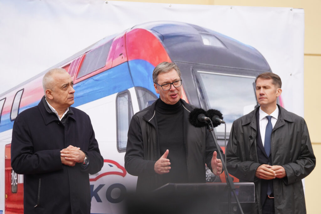 DANAS SE VLADA NA OSNOVU EMOCIJA, NE ČINJENICA: Vučić tokom vožnje vozom „Soko“ o aktuelnim temama
