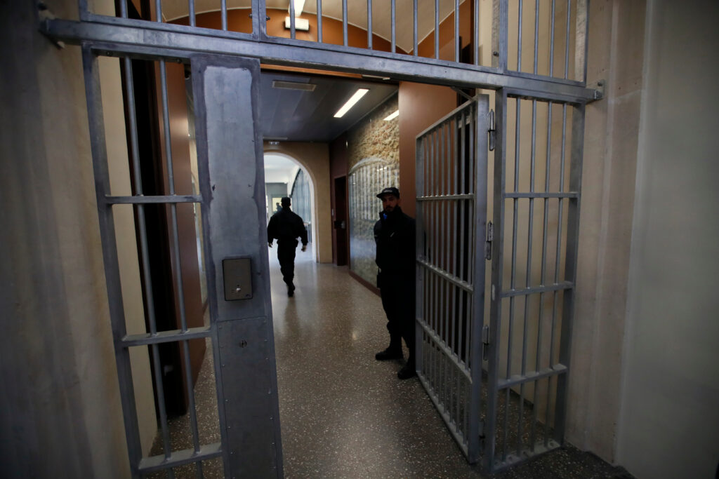 PRETILI SMRĆU NIKOLI SARKOZIJU: Tri zatvorenika u policijskom pritvoru