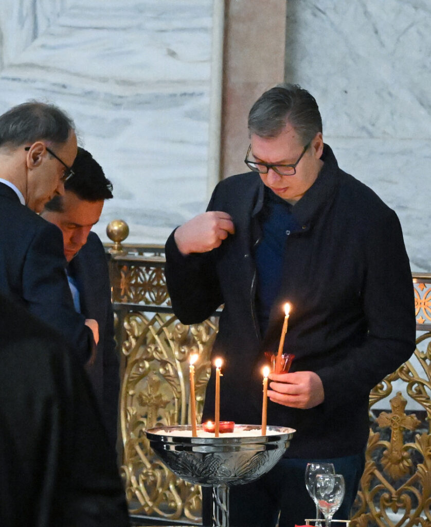 SRBIJA MORA BITI DOSTOJANSTVENA I UJEDINJENA: Vučić na parastosu stradalima u Novom Sadu