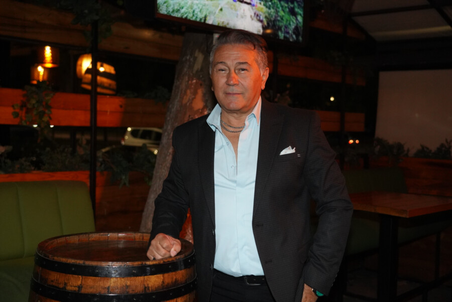 SREĆA SE NE MERI BOGATSTVOM, VEĆ LJUBAVLJU: Halid Muslimović se vraća publici snažniji nego ikad