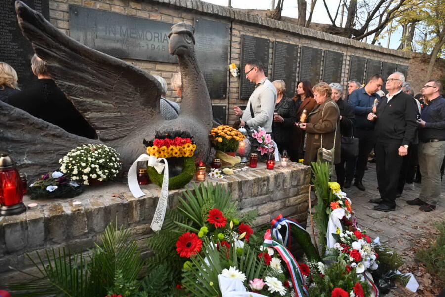 ODRŽANA LITURGIJA  ŽRTVAMA IZ 1944.  1955: Položeni venci kod spomenika “’Ptica slomljenih krila“