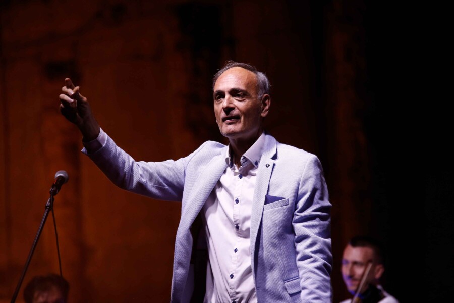 POSLE SKORO ČETIRI DECENIJE BRAKA ODVOJIO SE OD SUPRUGE: Pevač Aleksandar Ilić napustio Srbiju