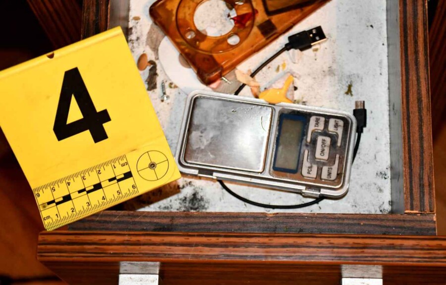 PRONAĐENA DROGA: Policiјa upala u stan u Nišu (FOTO)