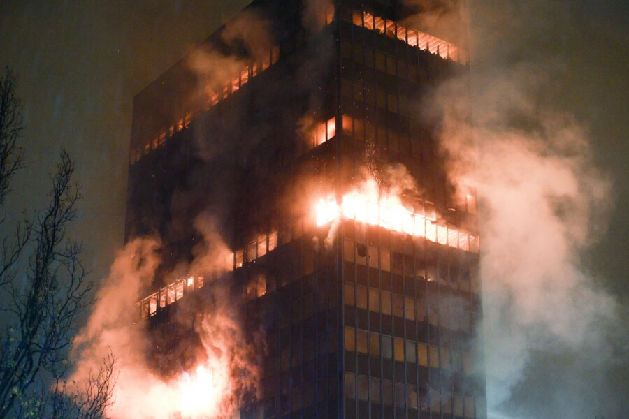 VATROGASCI SE I DALJE BORE S PLAMENOM: Veliki požar zahvatio zgradu u Zagrebu (FOTO)