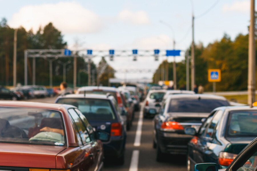 OPREZ U JESENJOJ VOŽNJI: Sneg na planinama, teretnjaci čekaju do tri sata na granici