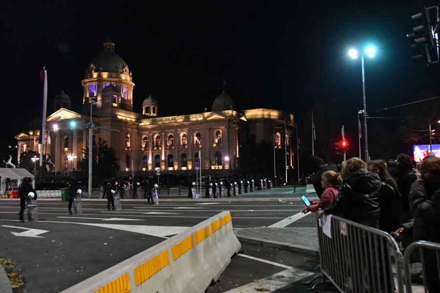 SAOBRAĆAJ PROHODAN: Mirno ispred Narodne skupštine