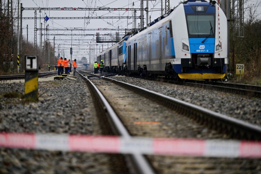 DIREKTAN SUDAR VOZOVA U ČEŠKOJ: Najmanje 50 povređenih, petoro u teškom stanju (FOTO)