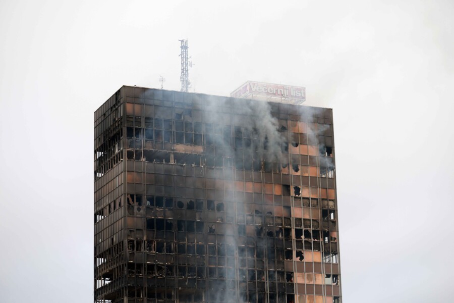 ČEKA SE HLAĐENJE OBJEKTA: Požar u Vjesnikovom neboderu još nije ugašen (FOTO)