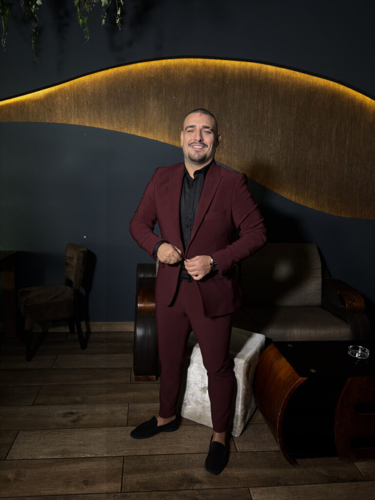 GOSTI PLAĆAJU ULAZ, NEMA PRAVIH MLADENACA, PROVOD ZAGARANTOVAN: Darko Lazić peva na lažnoj svadbi