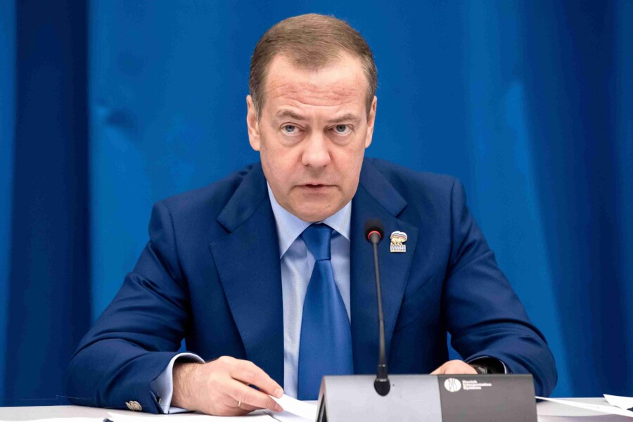 URAĐENI PAJAC MOŽE JOŠ MALO DA PLEŠE: Medvedev žestoko prozvao Zelenskog, tvrdi da je napravio veliku štetu