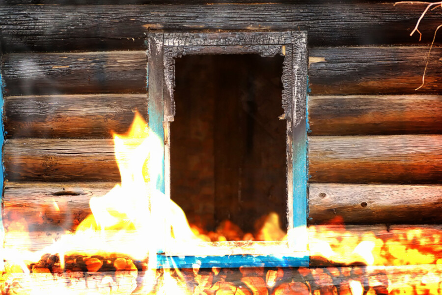 POŽAR U NOVOM SADU: Drvena baraka totalno izgorela