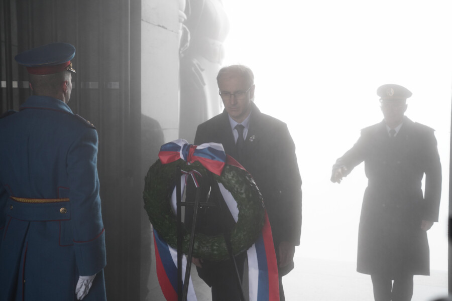 VEČNA SLAVA NEZNANOM JUNAKU: Đuro Macut položio venac na Avali povodom Dana primirja