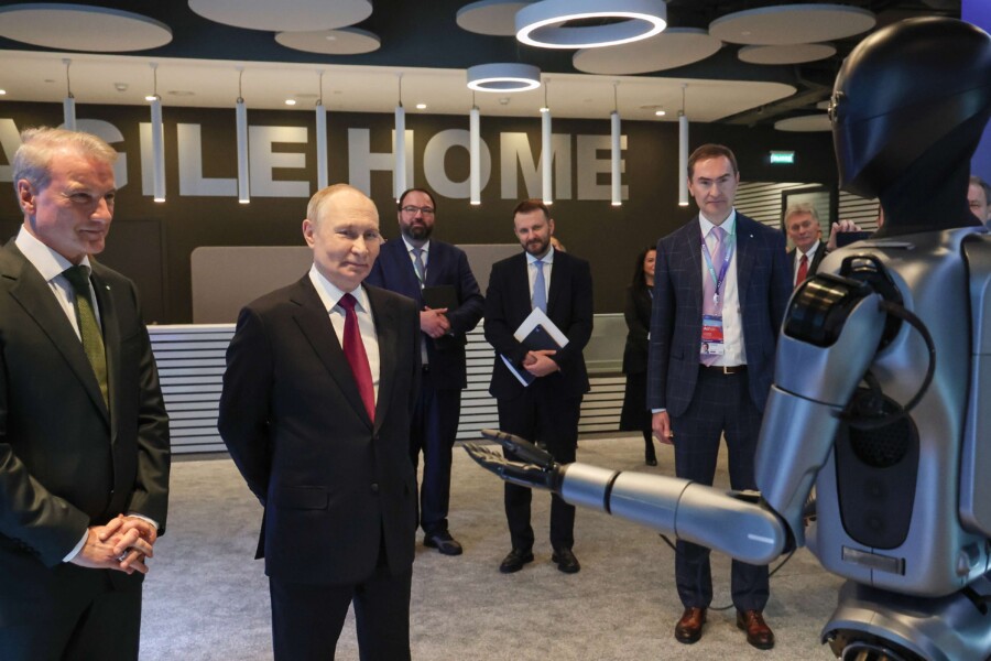 SPEKTAKL ZA PUTINA: Robot sa veštačkom inteligencijom zaplesao pred ruskim predsednikom