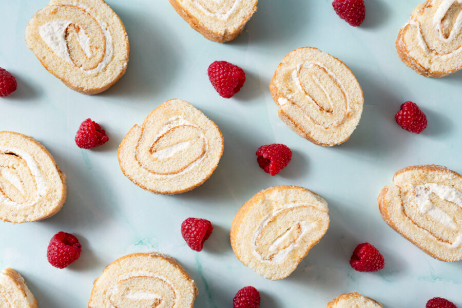 BEZ ŠEĆERA, BRAŠNA I PEČENJA: Posni rolat sa malinama