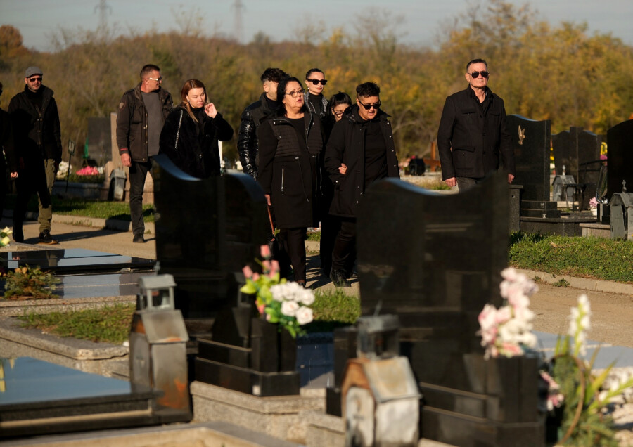 TUŽNE SCENE NA KRAGUJEVAČKOM GROBLJU: Sahranjen otac Marije Šerifović