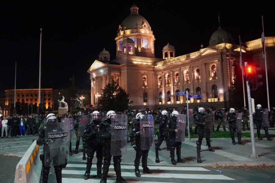 NEMIRI ISPRED KUPŠTINE: Uhapšeno 37 osoba osumnjičenih za narušavanje reda